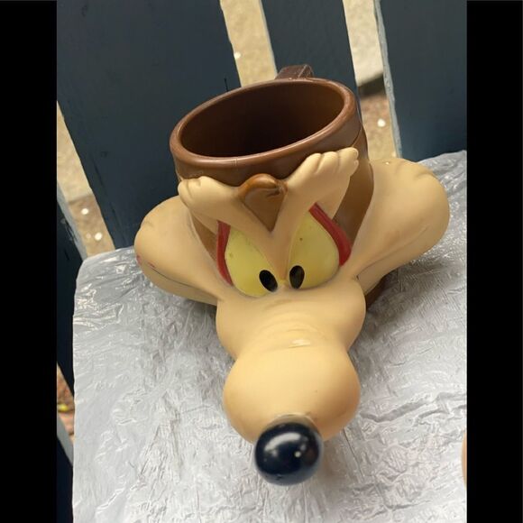 Looney Tunes Wile E. Coyote Plastic 3-D Coffee Mug (Warner Bros.,1992) - Picture 4 of 5